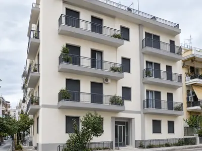 Ανακαινισμένη πρόσοψη πολυκατοικίας