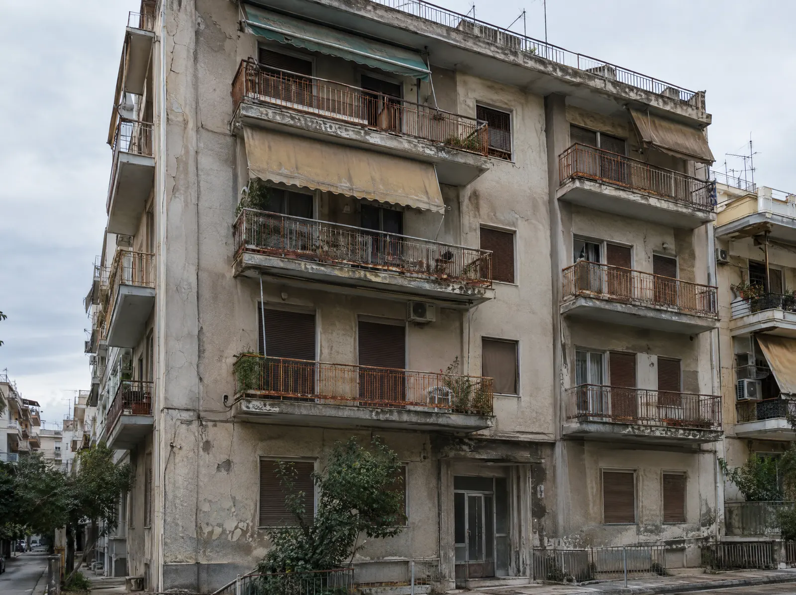 Πρόσοψη πολυκατοικίας πριν και μετά τη θερμοπρόσοψη — πριν